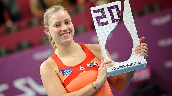 Angelique Kerber mit der Siegertrophäe beim WTA-Turnier in Paris © picture alliance / DPPI Media 