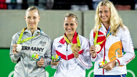 Siegerehrung bei Olympia 2016: Angelique Kerber (l.) mit Silber, Goldmedaillengewinnerin Monica Puig (M.) und Petra Kvitova mit der Bronzemedaille. © imago/CTK Photo 