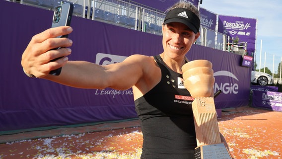 Angelique Kerber nach ihrem Turniersieg in Straßburg. © Picture alliance/dpa/MAXPPP Foto: Jean-Marc Loos