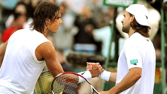 Nicolas Kiefer gratuliert 2008 seinem Bezwinger Rafael Nadal. © picture-alliance/ dpa 