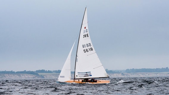 Ein Segelboot während der Kieler Woche auf der Förde © IMAGO / penofoto 