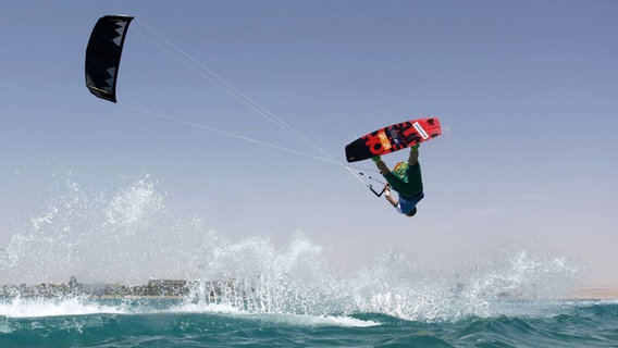 Kiter Linus Erdmann beim Sprung © IMAGO / HochZwei 