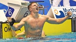 Der Hamburger Schwimmer Ramon Klenz bejubelt seinen DM-Erfolg über 200 Meter