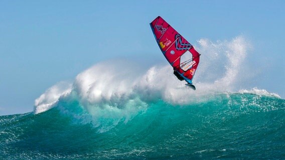 Philipp Köster macht einen Aerial-off-the-Lip © imagoimages / reemedia 