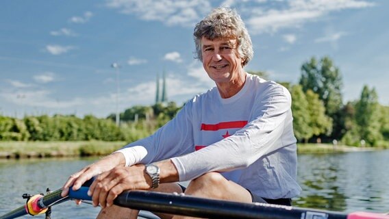 Peter-Michael Kolbe sitzt im Ruderboot. © picture-alliance / dpa Foto: Markus Scholz