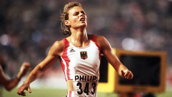 Katrin Krabbe sprintet bei der WM 1991 ins Ziel. © picture alliance/augenklick 
