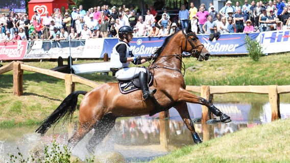 Julia Krajewski mit Ero de Cantraie in Luhmühlen © IMAGO / Nordphoto 