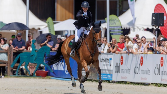 Julia Krajewski gewinnt mit Ero de Cantraie in Luhmühlen die deutsche Meisterschaft. © IMAGO / Stefan Lafrentz 