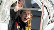Rosalin Kuiper winkt aus der Malizia. © Team Malizia 