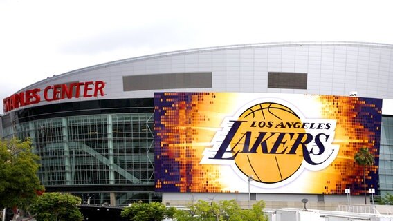 Das Logo der Los Angeles Lakers an der Fassade des Staples Center © imago sportfotodienst 