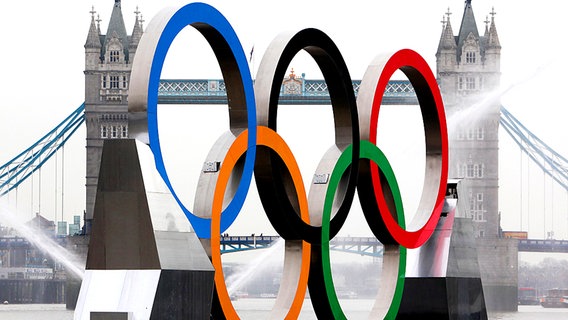 Die Olympischen Ringe vor der Tower Bridge in London. © dpa Foto: Kerim Okten