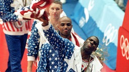 Das US-amerikanische "Dream Team" mit Michael "Magic" Johnson (r) und Charles Barkley (2.v.r.) an der Spitze bei der Basketball-Siegerehrung © picture-alliance / dpa
