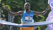 Samwel Mailu läuft beim Hamburger Halöbmarathon als Erster ins Ziel. © picture alliance / dpa Foto: Michael Schwartz