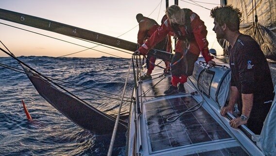 Boris Herrmann und sein Team versuchen ein Vorsegel aus dem Wasser zu bergen. © Antoine Auriol 