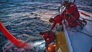 Team Malizia versucht ein Vorsegel aus dem Wasser zu bergen. © Antoine Auriol 