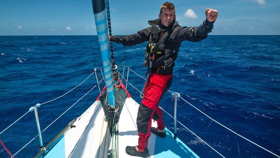 Skipper Will Harris ballt an Bord der Malizia die Faust. © Antoine Auriol Foto: Antoine Auriol