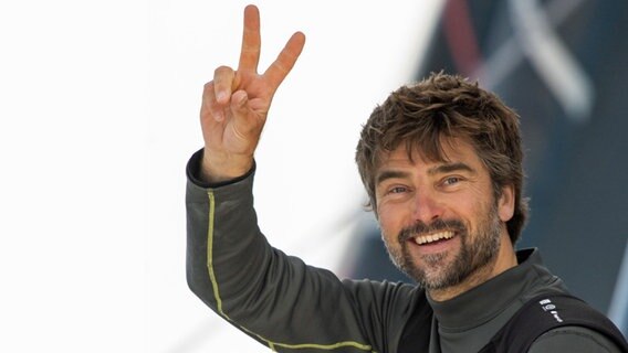 Boris Herrmann zeigt das Victory-Zeichen. © Team Malizia / Ricardo Pinto 