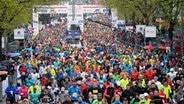 Teilnehmerfeld beim Hamburg-Marathon © dpa Foto: Daniel Reinhardt