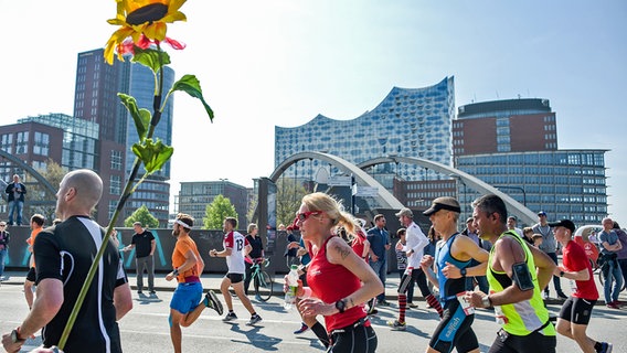 Läufer beim Hamburg-Marathon passieren die Elbphilharmonie © picture alliance / dpa Foto: Axel Heimken