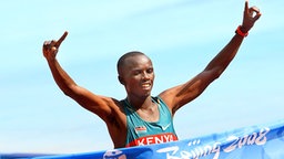 Samuel Kamau Wanjiru aus Kenia gewinnt den Marathon. © AP Photo Foto: Kevin Frayer