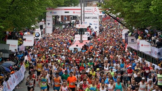 Läufer kurz nach dem Start des Hamburg-Marathons © Witters Foto: Frank Peters