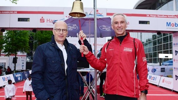 Hamburgs Bürgermeister Peter Tschentscher (l.) glast den Marathon an. © Witters 