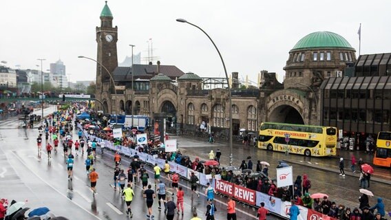 Läufer beim Hamburg-Marathon © picture alliance/dpa Foto: Daniel Bockwoldt
