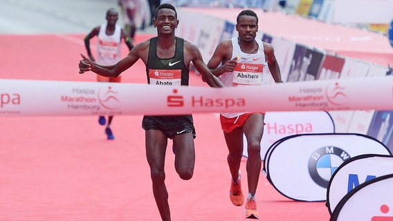 Tadu Abate läuft beim Hamburg-Marathon ins Ziel. © Witters 