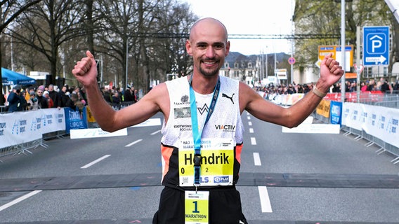 Marathon-Läufer Hendrik Pfeiffer freut sich über den Sieg in Hannover. © IMAGO / Future Image 