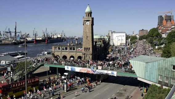Blick auf die Landungsbrücken in Hamburg © IMAGO / HochZwei/Christians 