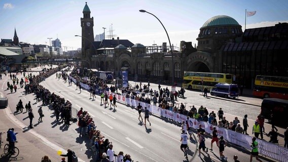 Läufer des Marathons vor den Landungsbrücken © picture alliance/dpa | Christian Charisius Foto: Christian Charisius