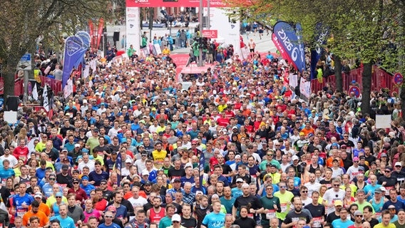 Die Läufer kurz nach dem Start des Hamburg-Marathons. © Witters 