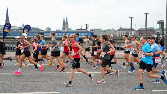 Läufer auf der Kennedybrücke © Witters 