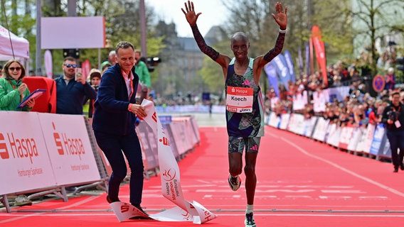 Bernard Koech läuft beim Hamburg Marathon durchs Ziel. © Witters 