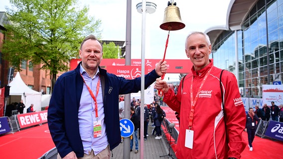 Andy Grote (l.) glast den Hamburg-Marathon an. © Witters 