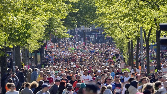 Das Marathon-Feld beim Hamburg-Marathon © Witters 