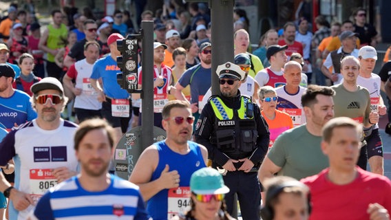 Ein Polizist beim Hamburg-Marathon © Witters 