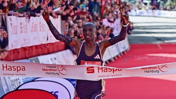 Bernard Koech, Sieg des Hamburg-Marathon 2024 © Witters 