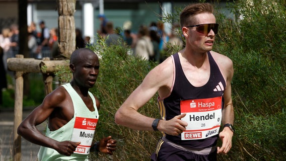 Der beste deutsche Starter Sebastian Hendel beim Hamburg-Marathon mit Martin Musau aus Uganda. © Thomas Luerweg Foto: Thomas Luerweg