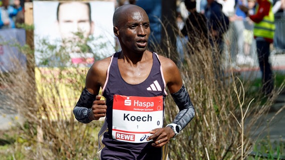 Der Kenianer Bernhard Koech siegte auch beim Hamburg-Marathon 2024. © Thomas Luerweg Foto: Thomas Luerweg
