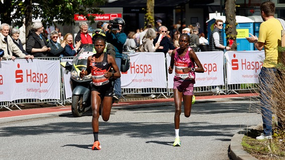 Die Kenianerinnen Winfridah Moseti (links) und die spätere Siegerin Irene Cheptai beim Hamburg-Marathom 2024 © Thomas Luerweg Foto: Thomas Luerweg