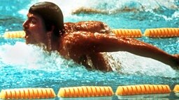 Der US-amerikanische Schwimmer Mark Spitz bei den Olympischen Schwimm-Wettbewerben in der Münchner Olympiahalle auf dem Weg zum Goldmedaillengewinn über 200 m Schmetterling. © picture-alliance / dpa 