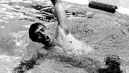 Mit 17 Jahren Doppel-Olympiasieger über 100 und 200 Meter: Rückenschwimmer Roland Matthes © picture-alliance / dpa