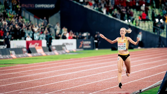 Lea Meyer holt bei der Leichtathletik-EM in München Silber über 3.000 m Hindernis © IMAGO / Beautiful Sports 