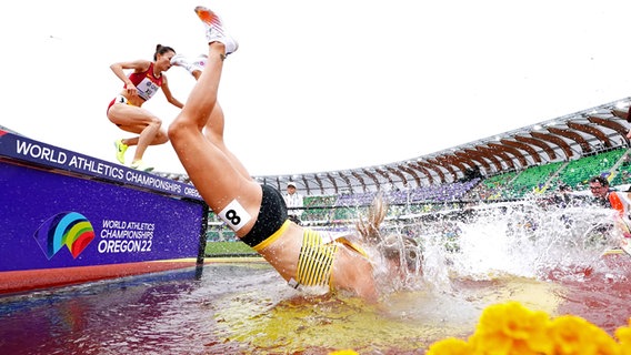 Lea Meyer stürzt bei der Leichtathletik-WM in den Wassergraben © picture alliance/dpa/PA Wire | Martin Rickett 