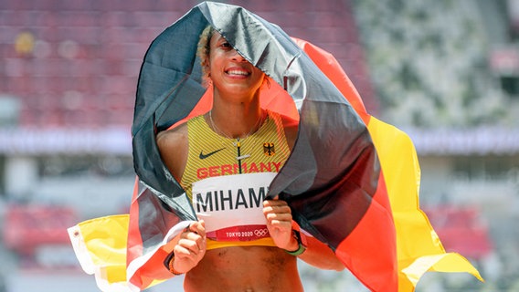 Malaika Mihambo nach ihrem Olympiasieg 2021 in Tokio © IMAGO / Sven Simon 