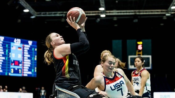 Mareike Miller wirft unter dem Korb einen Ball. © IMAGO / Beautiful Sports 