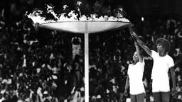 Sandra Anderson und Stephane Prefontaine entzünden 1976 in Montreal das olympische Feuer. © picture-alliance / dpa