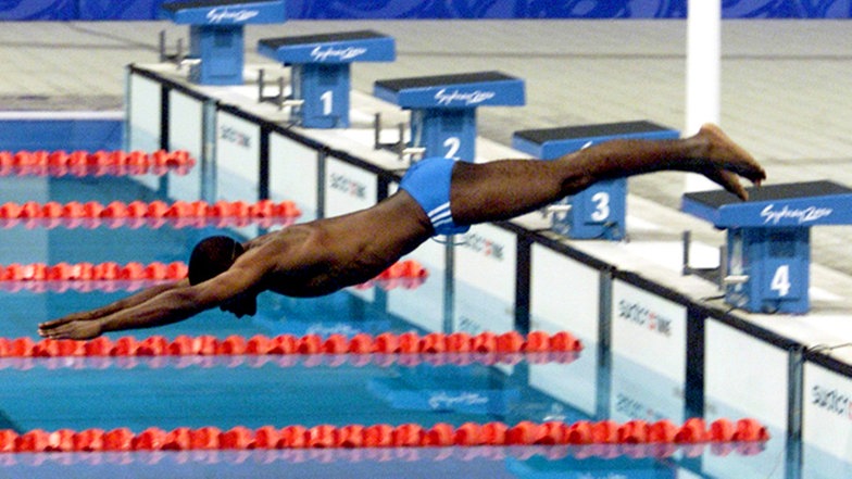 Solo-Start: Eric Moussambani aus Äquatorial-Guinea springt ins Becken © picture-alliance / dpa