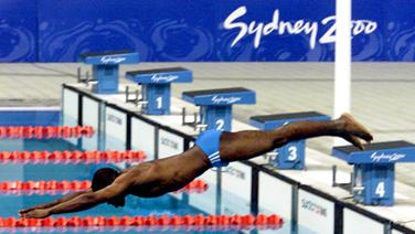 Solo-Start: Eric Moussambani aus Äquatorial-Guinea springt ins Becken © picture-alliance / dpa